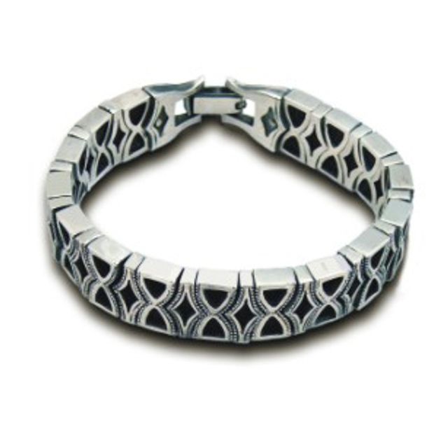 Сребърна гривна в комбинация с естествена черна кожа