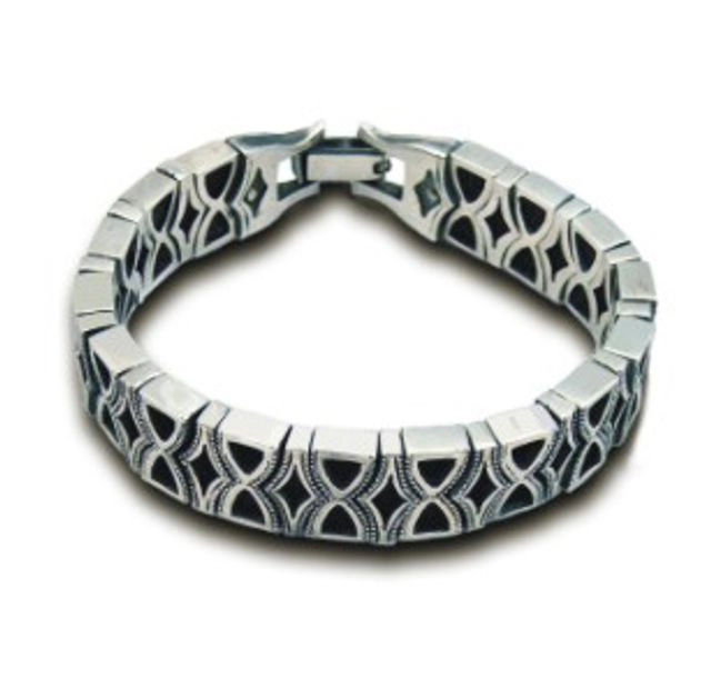 Сребърна гривна в комбинация с естествена черна кожа