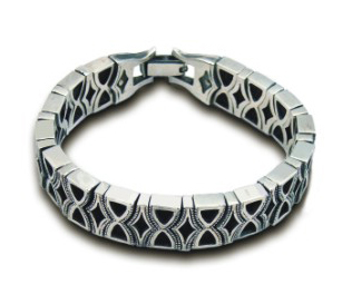 Сребърна гривна в комбинация с естествена черна кожа