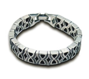 Сребърна гривна в комбинация с естествена черна кожа