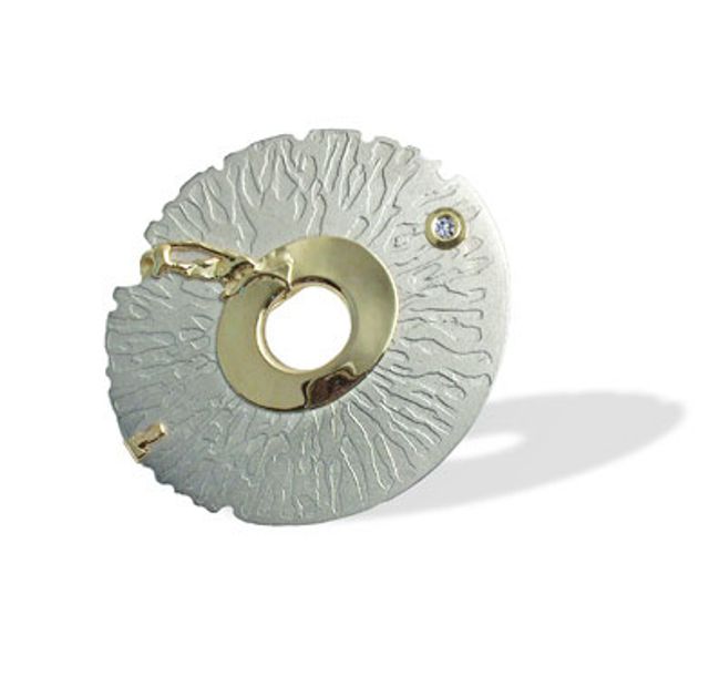 Ръчно изработена брошка от титан и злато с брилянт