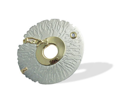 Ръчно изработена брошка от титан и злато с брилянт