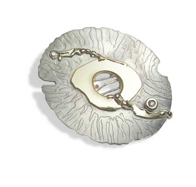 Ръчно изработена брошка от титан и злато с брилянт 