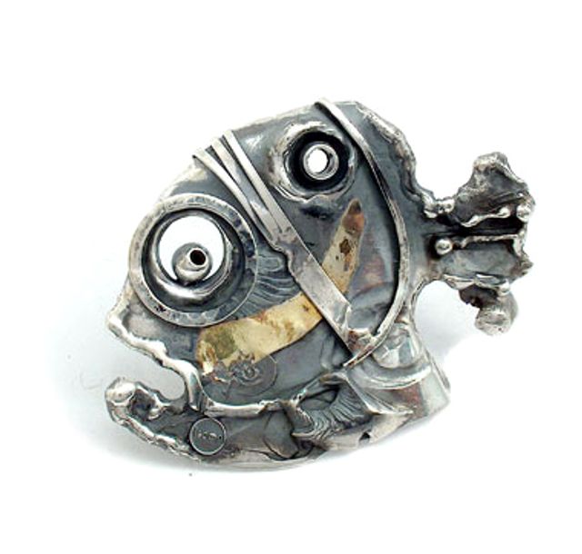 Ръчно изравотена сребърна брошка със златна апликация