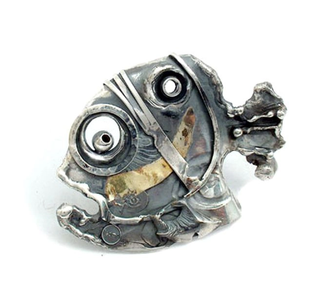 Ръчно изравотена сребърна брошка със златна апликация