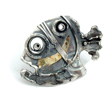 Ръчно изравотена сребърна брошка със златна апликация