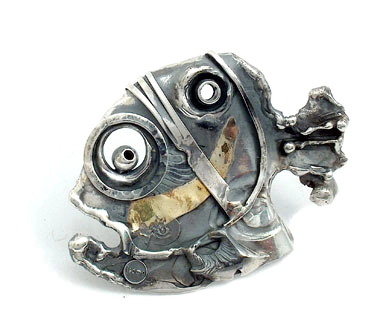 Ръчно изравотена сребърна брошка със златна апликация