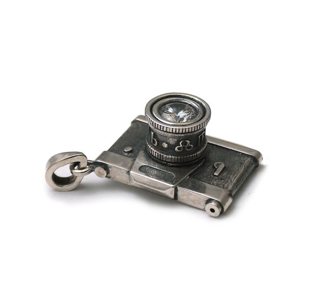 Фотоапарат с надпис на глаголица на обектива