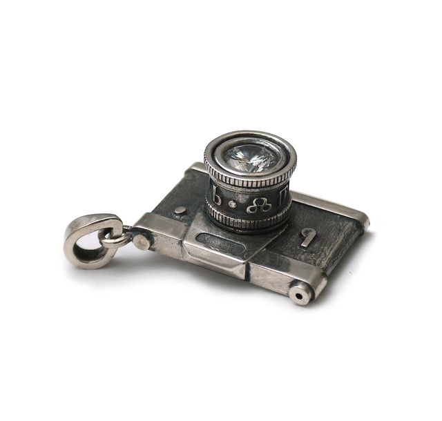 Фотоапарат с надпис на глаголица на обектива