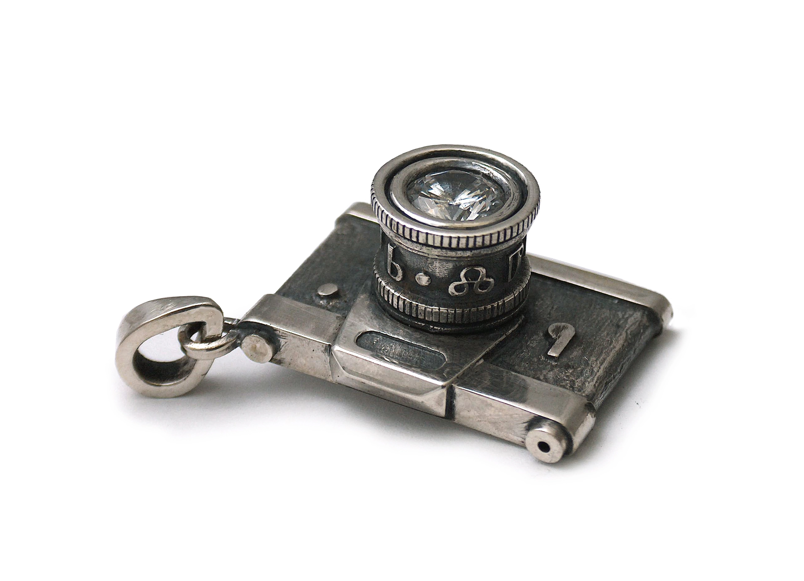 Фотоапарат с надпис на глаголица на обектива