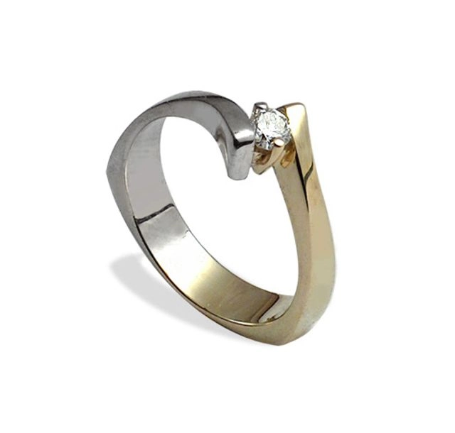 Годежен пръстен от бяло и жълто злато с брилянт