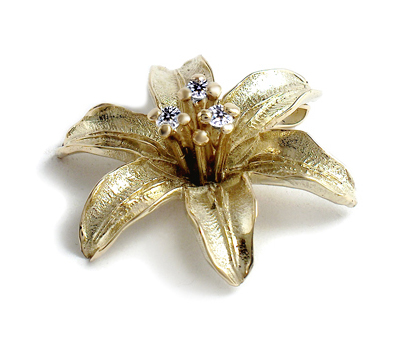 Златно колие Лилия (висулка) 3 брилянта