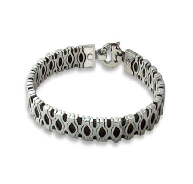 Сребърна гривна в комбинация с естествена черна кожа