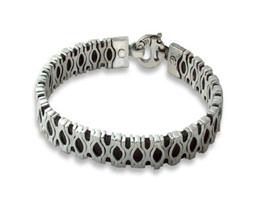 Сребърна гривна в комбинация с естествена черна кожа