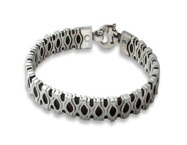 Сребърна гривна в комбинация с естествена черна кожа