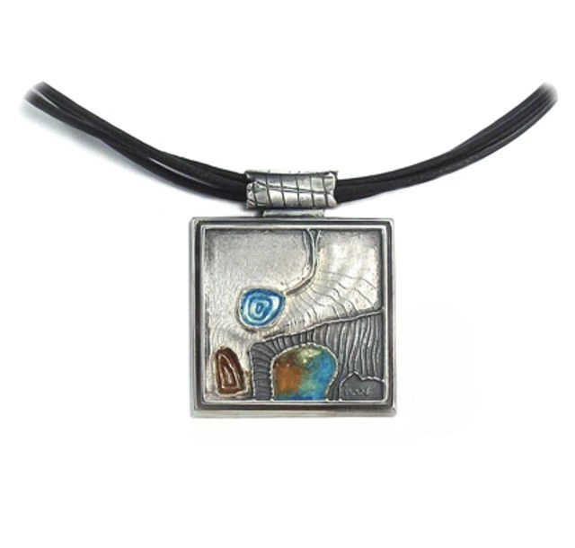 Ръчно изработено сребърно колие с емайли