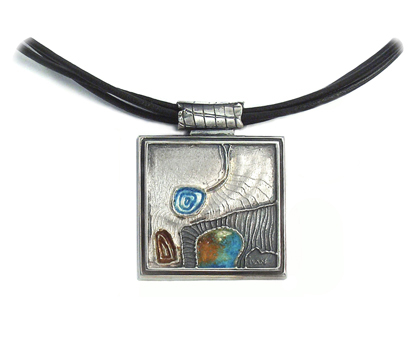 Ръчно изработено сребърно колие с емайли