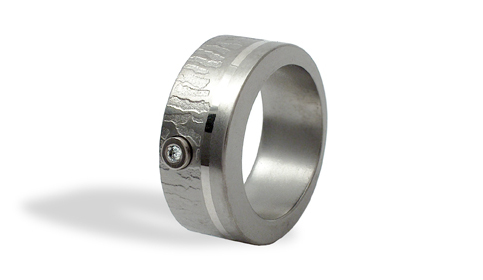 пръстен от титан с диамант пръстен от титан с диамант