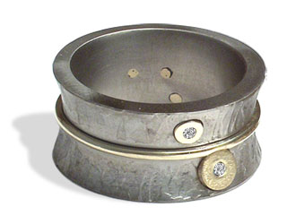 Пръстен от титан и злато (14k) с брилянти (2 бр.)