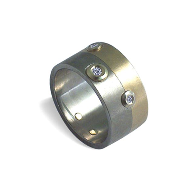 Ръчно изработен пръстен от титан и злато (14k) с три брилянта