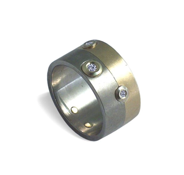 Ръчно изработен пръстен от титан и злато (14k) с три брилянта