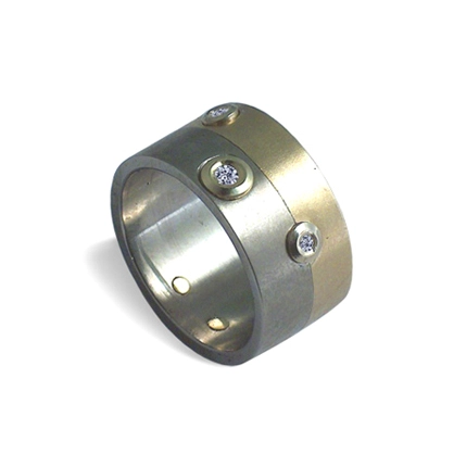 Ръчно изработен пръстен от титан и злато (14k) с три брилянта