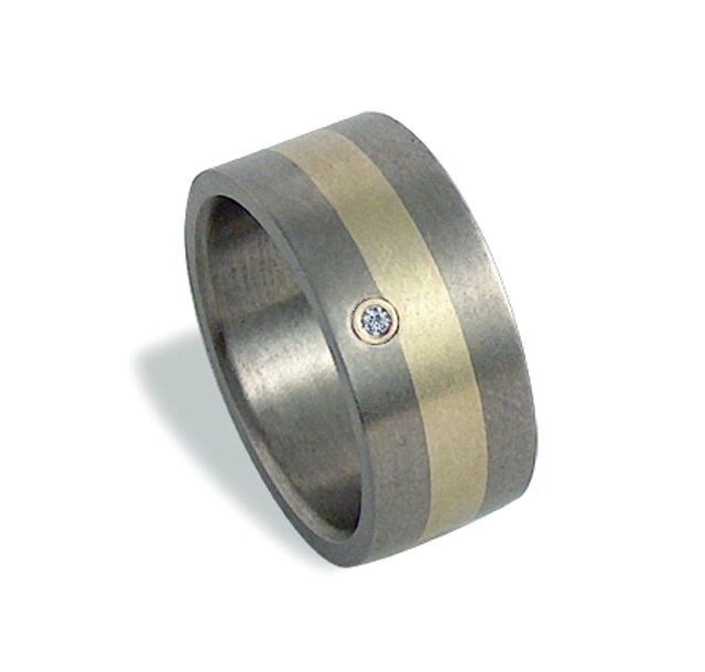 Ръчно изработен пръстен от титан, злато (14k) и брилянт