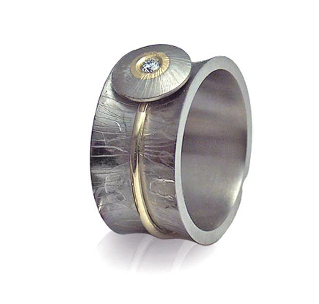 Ръчно изработен пръстен от титан, злато (14k) и брилянт