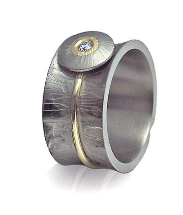 Ръчно изработен пръстен от титан, злато (14k) и брилянт