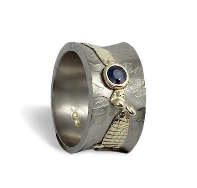 Ръчно изработен пръстен от титан и злато (14k) със сапфир
