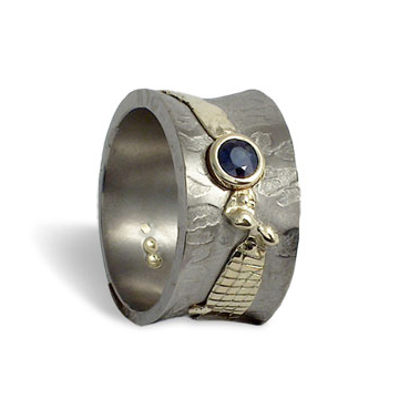 Ръчно изработен пръстен от титан и злато (14k) със сапфир