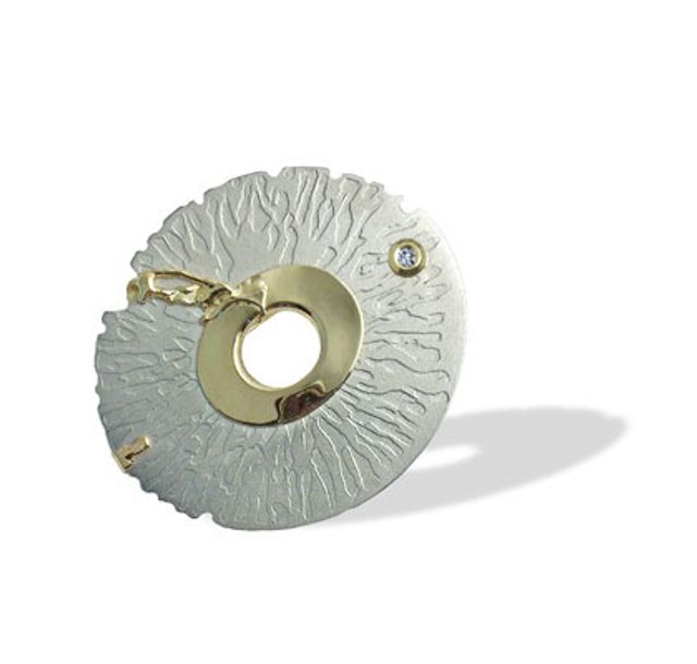 Ръчно изработена брошка от титан и злато с брилянт (2,2mm)