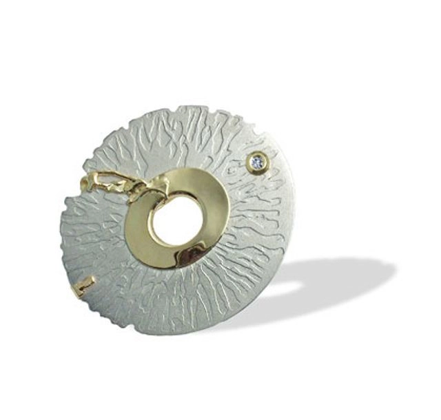 Ръчно изработена брошка от титан и злато с брилянт (2,2mm)