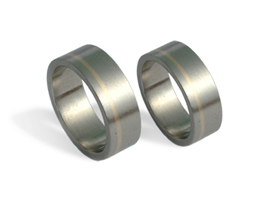 Ръчно изработени халки от титан и злато (14k)