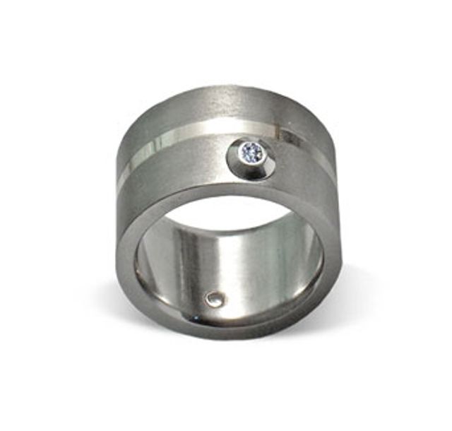 Титан, платина и брилянт (2,5 mm), ширина на пръстена - 12 mm