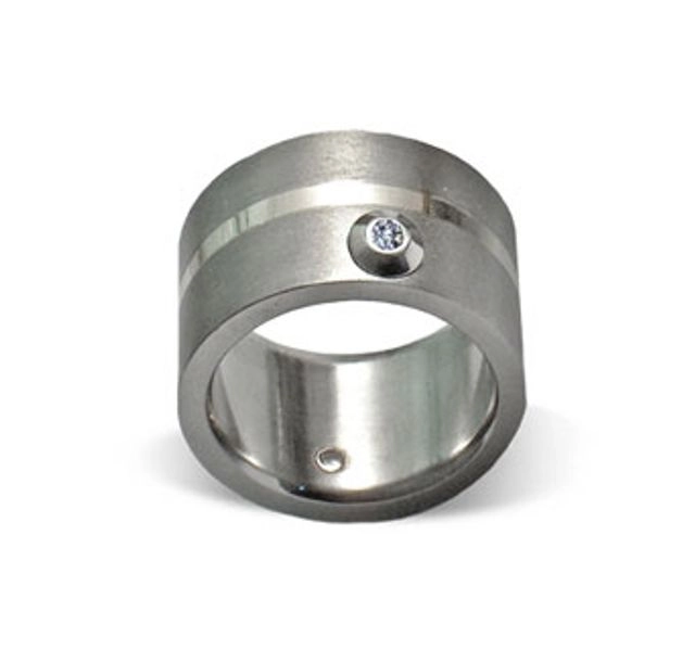 Титан, платина и брилянт (2,5 mm), ширина на пръстена - 12 mm