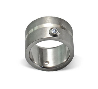 Титан, платина и брилянт (2,5 mm), ширина на пръстена - 12 mm