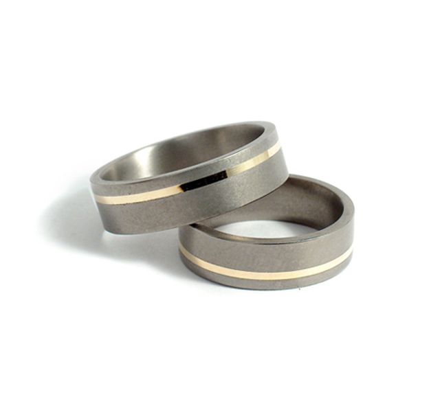 Сватбени халки от титан, изработени с жълто/бяло злато.