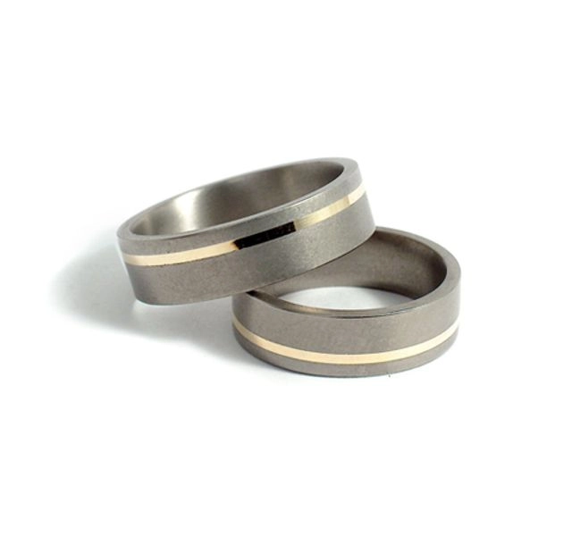 Сватбени халки от титан, изработени с жълто/бяло злато.
