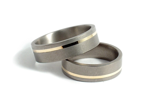 Сватбени халки от титан, изработени с жълто/бяло злато.