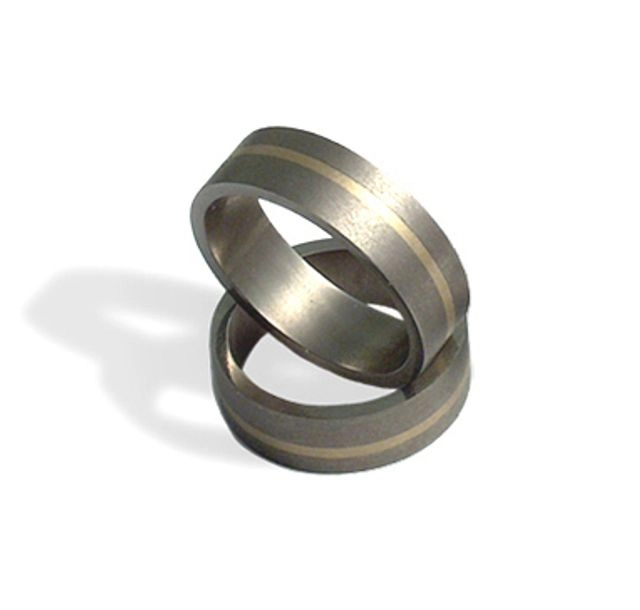 Ръчно изработени брачни халки от титан и злато 