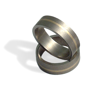 Ръчно изработени брачни халки от титан и злато 