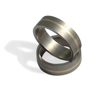 Ръчно изработени брачни халки от титан и злато 