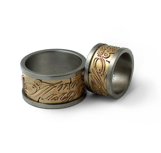 Сватбени халки от титан и злато с релефни надписи