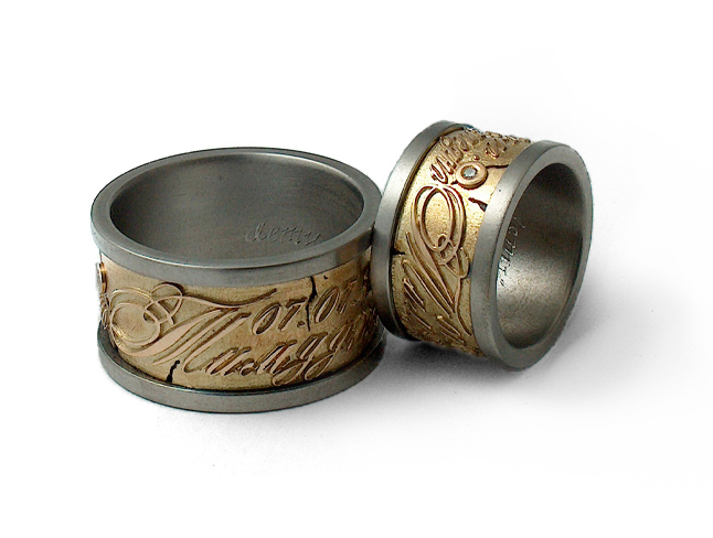 Сватбени халки от титан и злато с релефни надписи