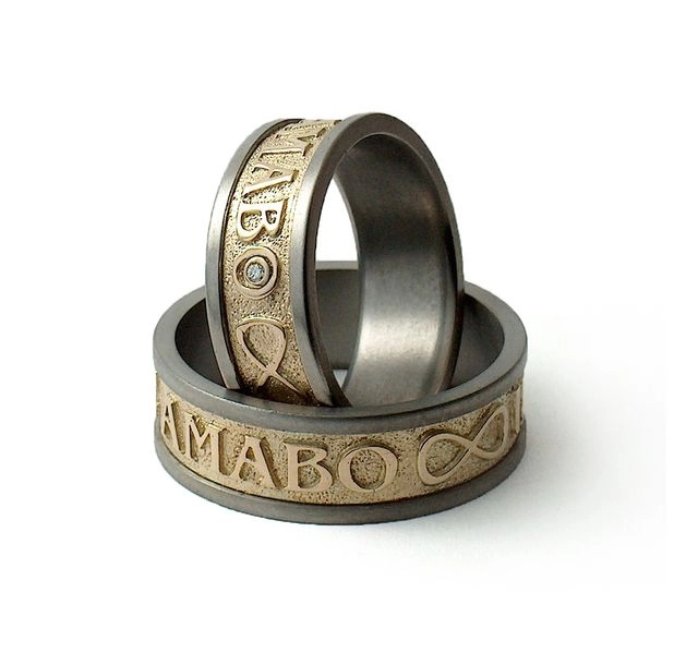 Сватбени халки от титан и злато с релефни надписи (2)