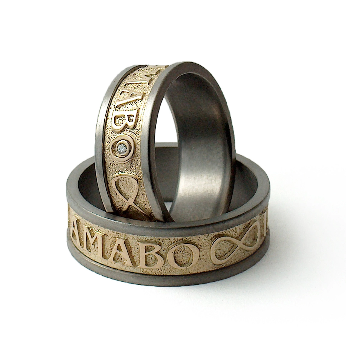 Сватбени халки от титан и злато с релефни надписи (2)