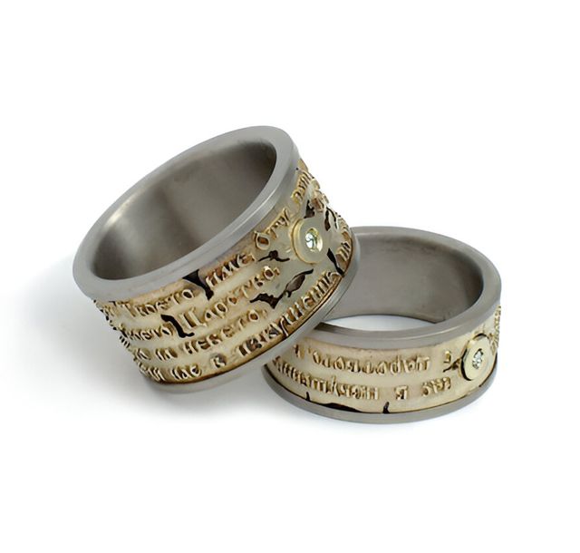 Сватбени халки от титан и злато с релефни надписи