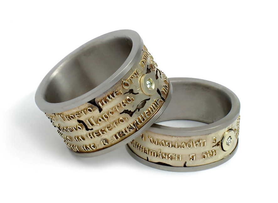Сватбени халки от титан и злато с релефни надписи