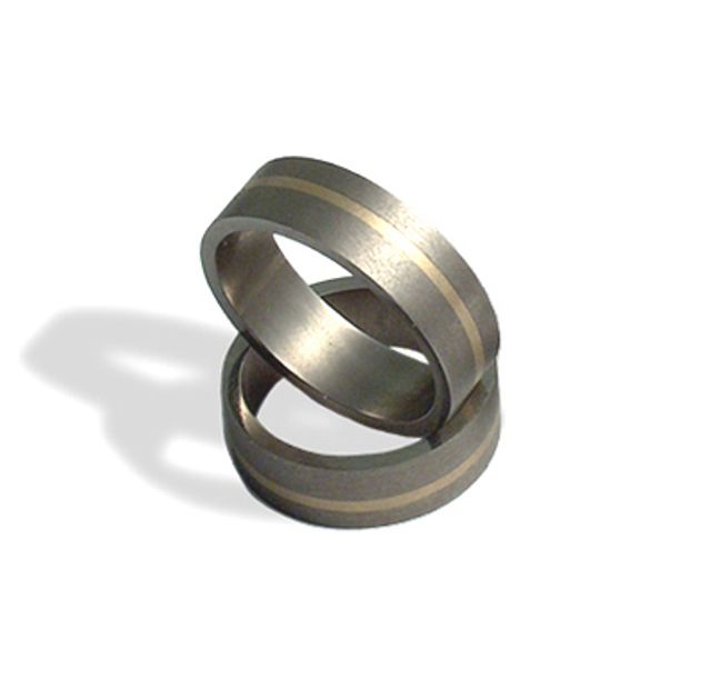 Ръчно изработени брачни халки от титан и злато (14k) 